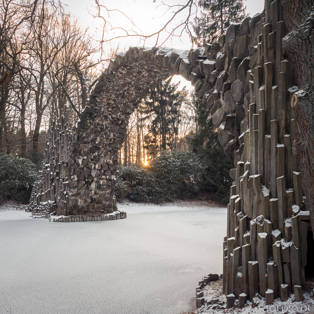 Winterlicher Sonnenuntergang an der Rakotzbrücke