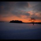 winterlicher Sonnenuntergang im schneebdeckten Geyer