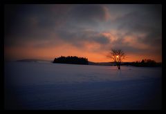 winterlicher Sonnenuntergang im schneebdeckten Geyer