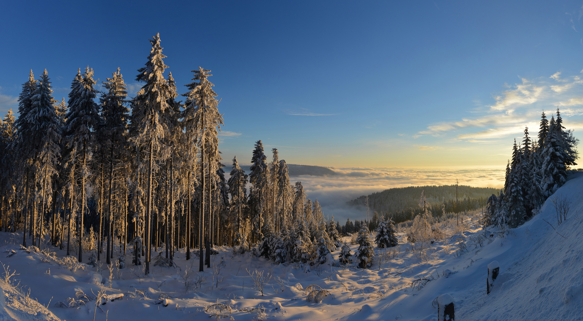 Winterlicher Sonnenuntergang im Schwarzwald