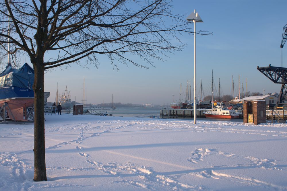 Winterlicher Spaziergang am Hafen by Grit Rhinow 