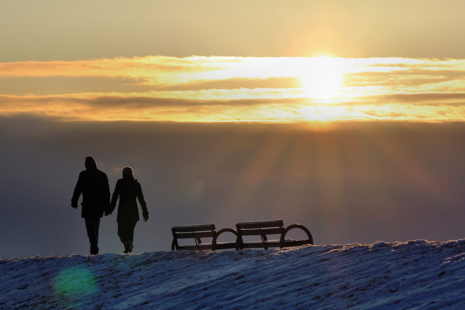 Winterlicher Spaziergang in Sonnenuntergang