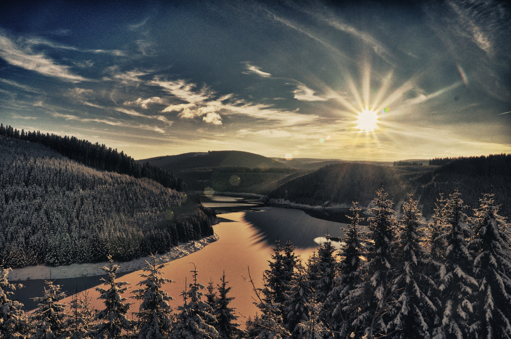 winterlicher Stausee