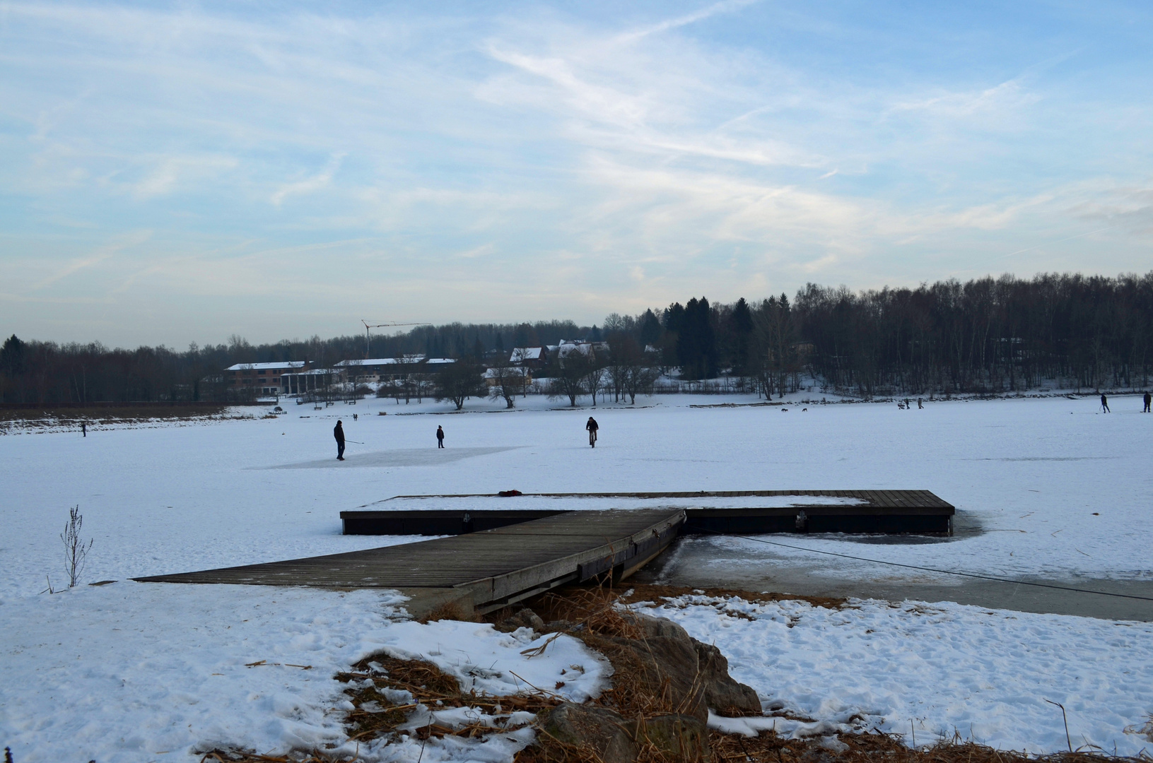 winterlicher Steg am See