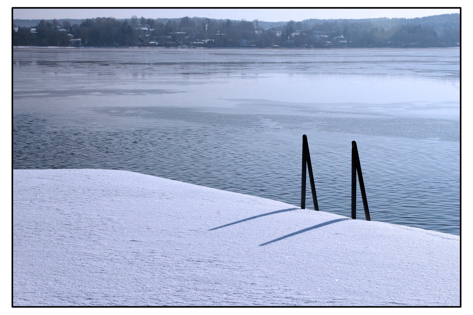 Winterlicher Steg am Starnberger See