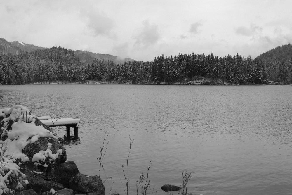 Winterlicher, stiller Bergsee