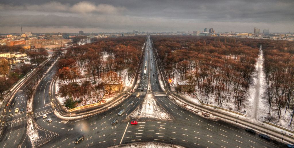 Winterlicher Tiergarten mit Skyline von Berlin