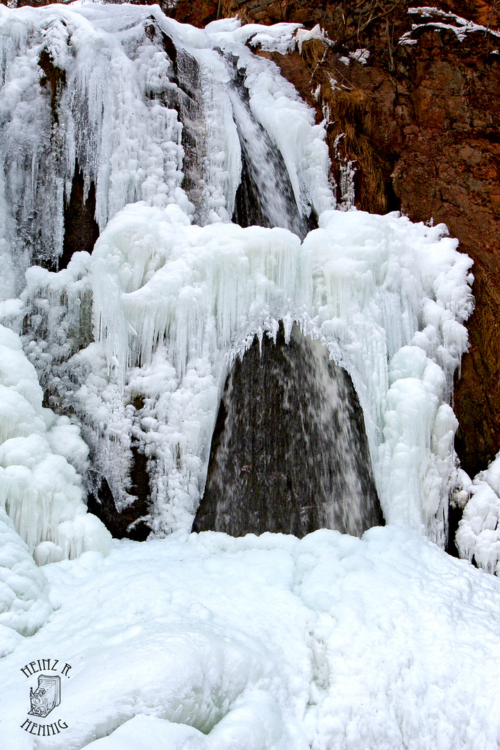 Winterlicher Wasserfall