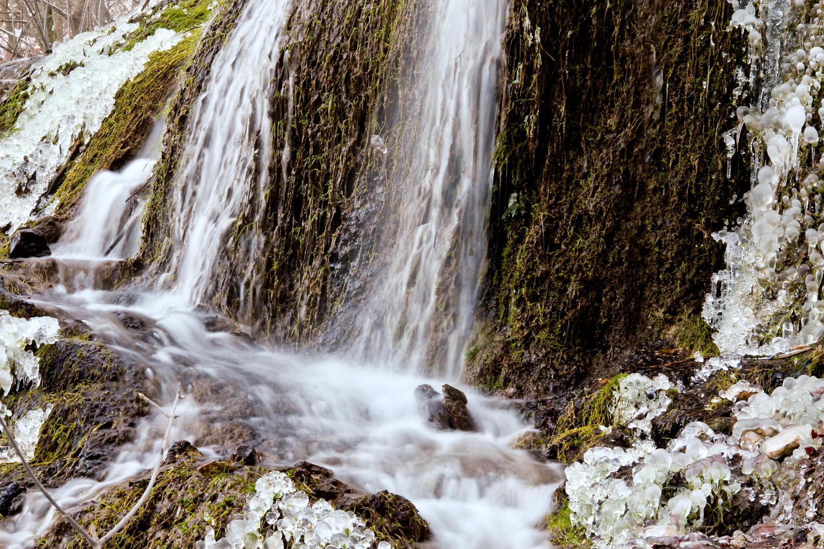 Winterlicher Wasserfall