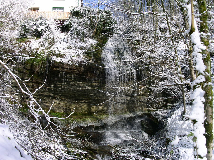 Winterlicher Wasserfall