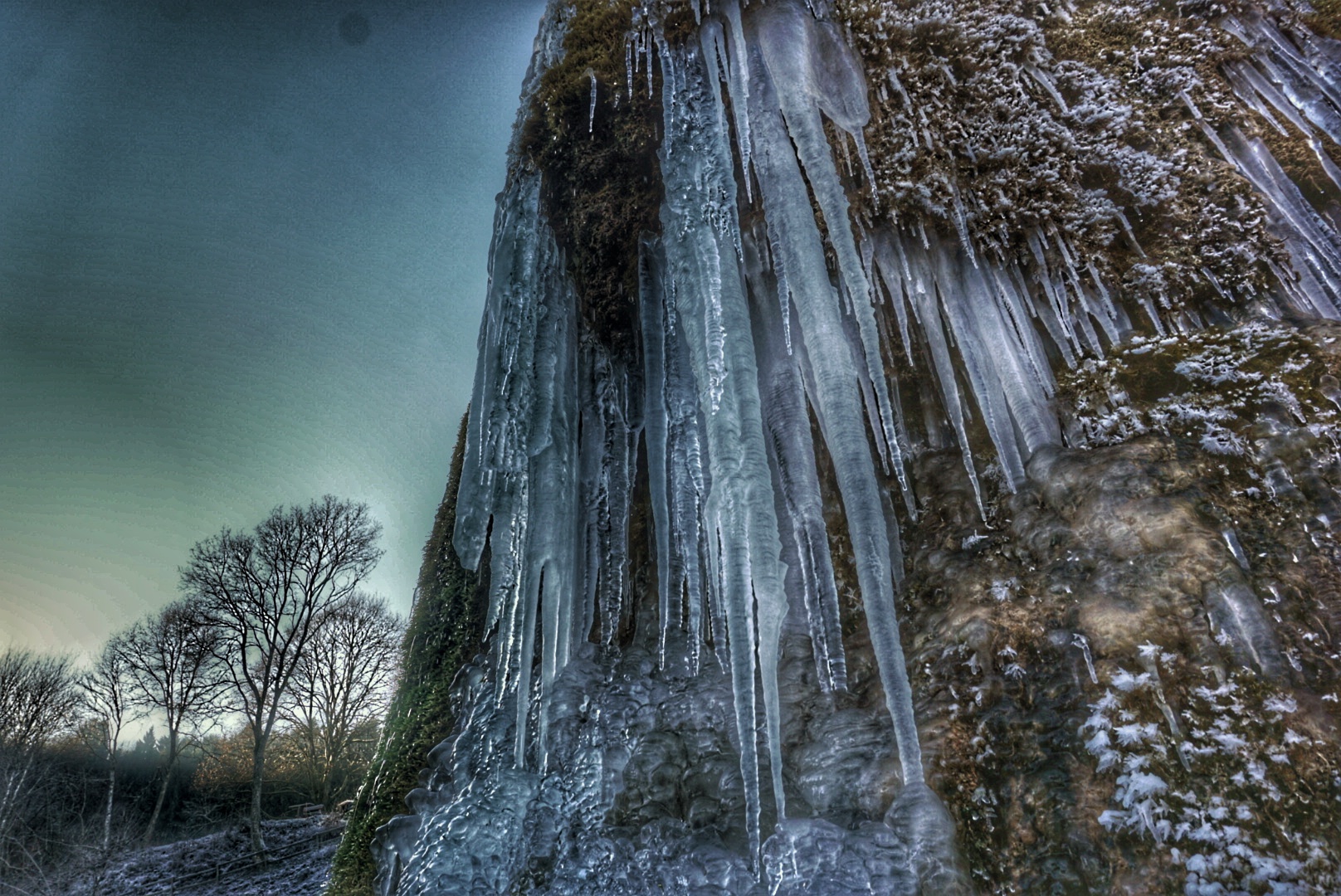 Winterlicher Wasserfall