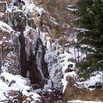 Winterlicher Wasserfall bei Königshütte im Harz.