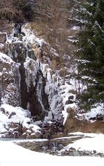 Winterlicher Wasserfall bei Königshütte im Harz.