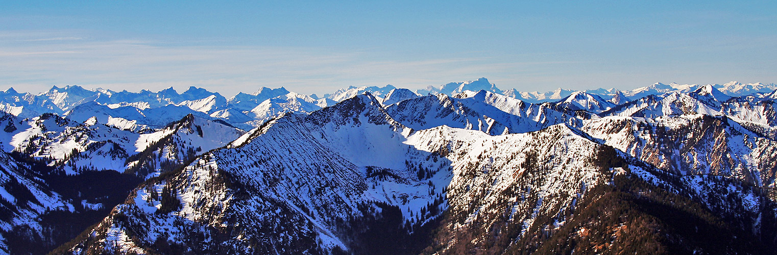 winterlicher Weitblick zu Wetterstein und Karwendel u.a. mit ...