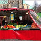 winterlicher Wochenmarkt auf dem Domplatz