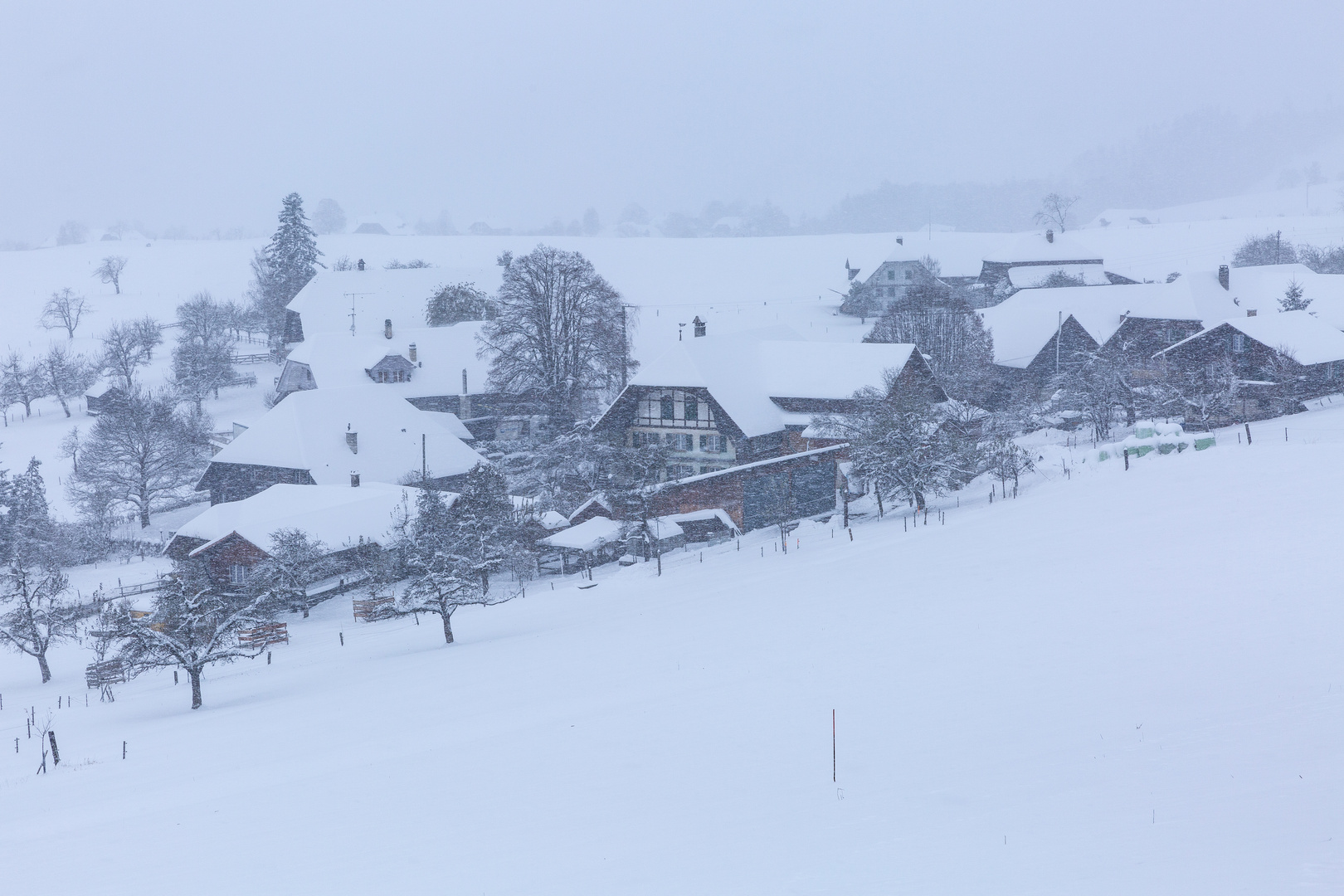 Winterliches Bauerndorf im Emmental bei Schneefall