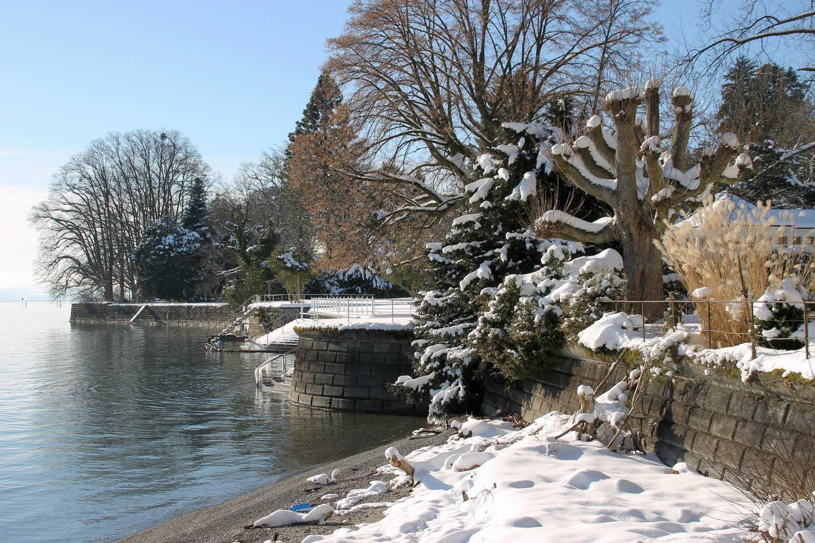 winterliches Bodenseeufer bei Bad Schachen