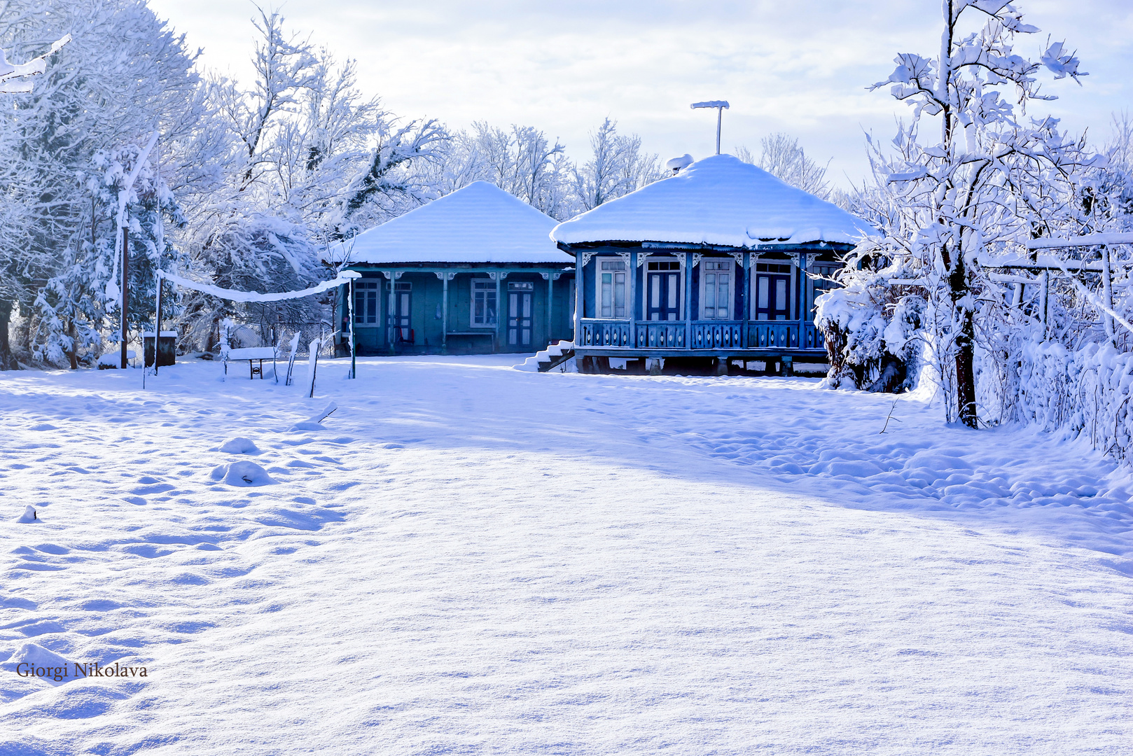 Winterliches Dorfhaus im Schnee