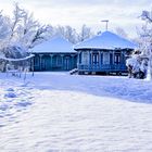 Winterliches Dorfhaus im Schnee