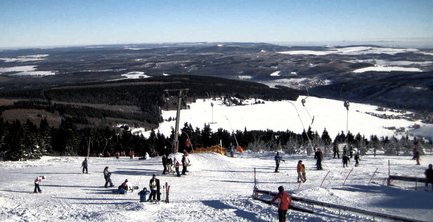 winterliches landschaftspano von oberwiesenthal und umgebung aus 1200 m festgehalten