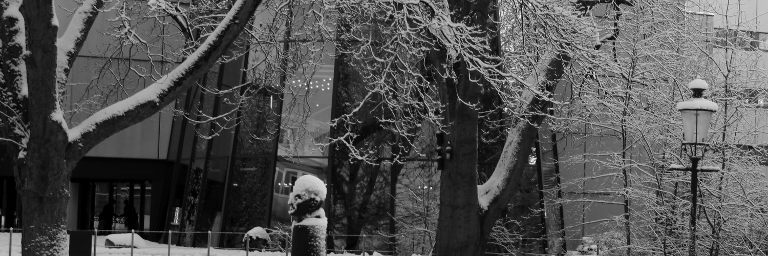winterliches Oldenburg mit Staatstheater und Carl von Ossietzky Statue