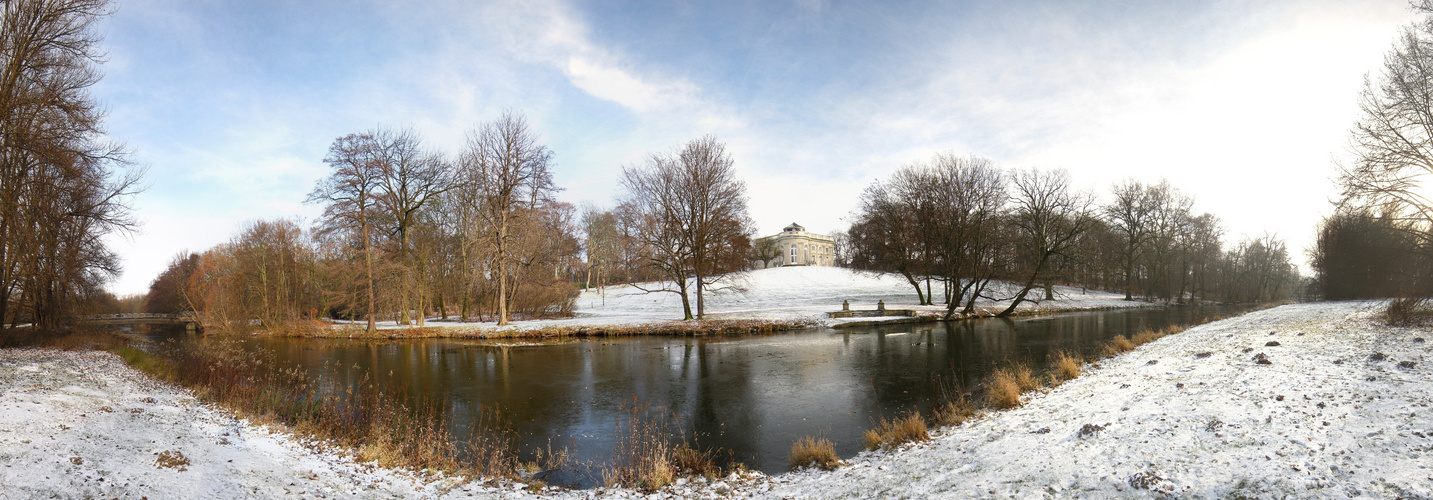 Winterliches Panorama von Schloss Richmond und Oker