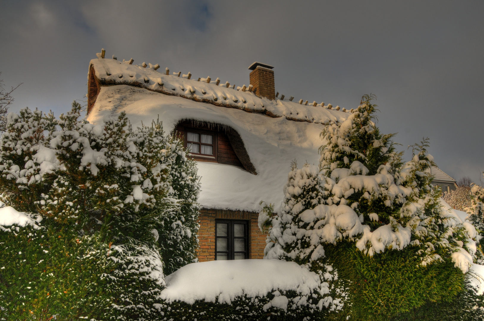 Winterliches Reetdachhaus