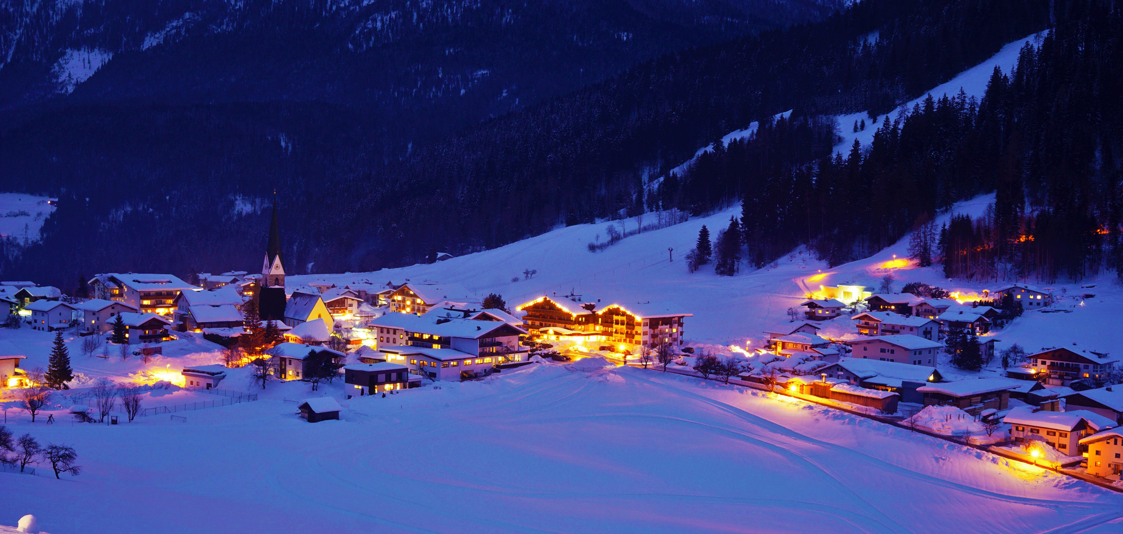 Winterliches Städtchen in Tirol 