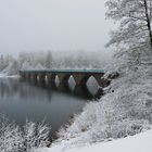 winterliches Talsperrenufer