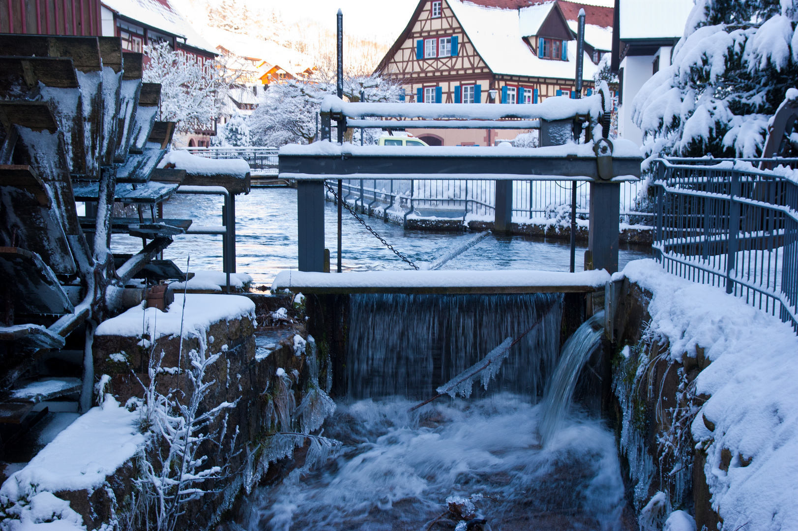 Winterliches Wasserrad in Schiltach