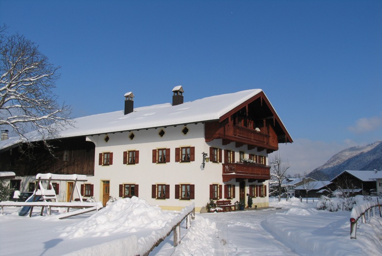 Winterliches Wohnhaus und Stall