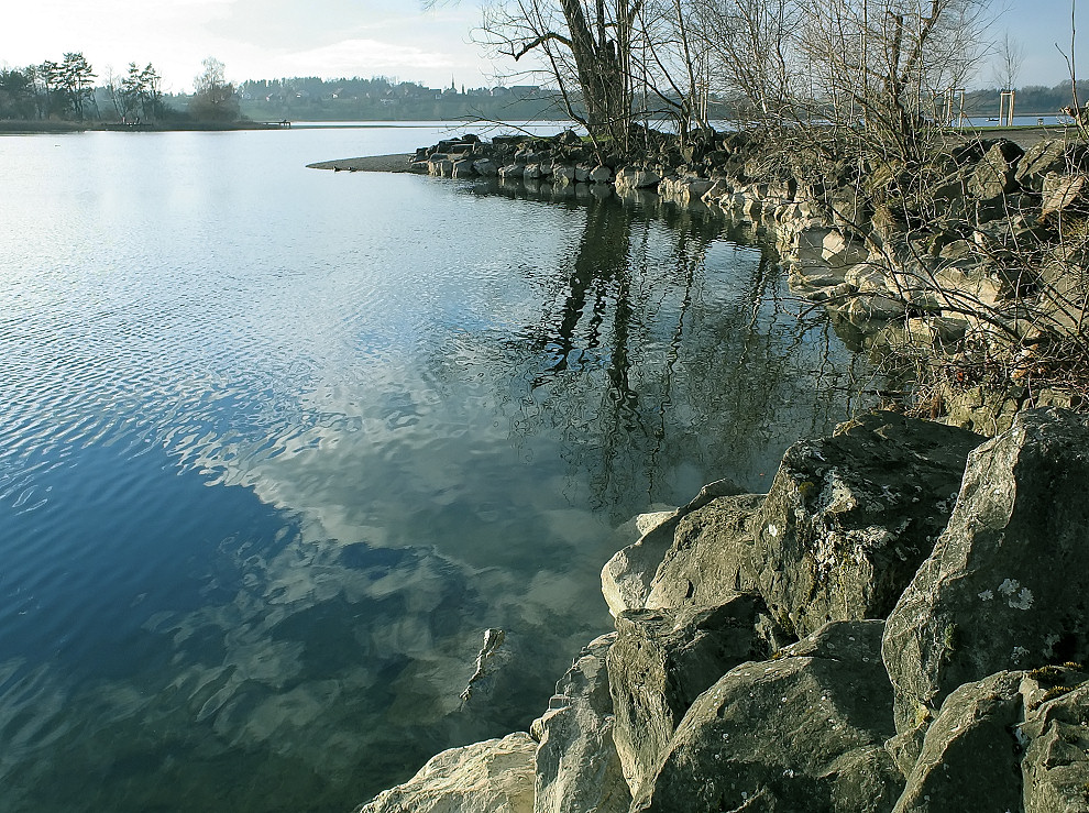 Winterlicht im klaren Wasser