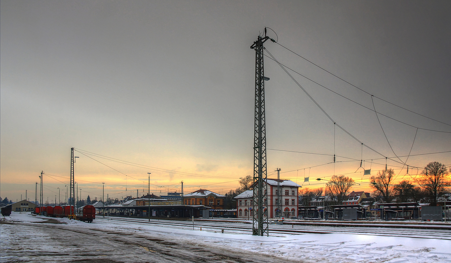 Winterlicht über dem Bahnhof