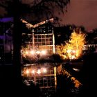 Winterlichter Glashaus mit Lampen in Teich gespiegelt 