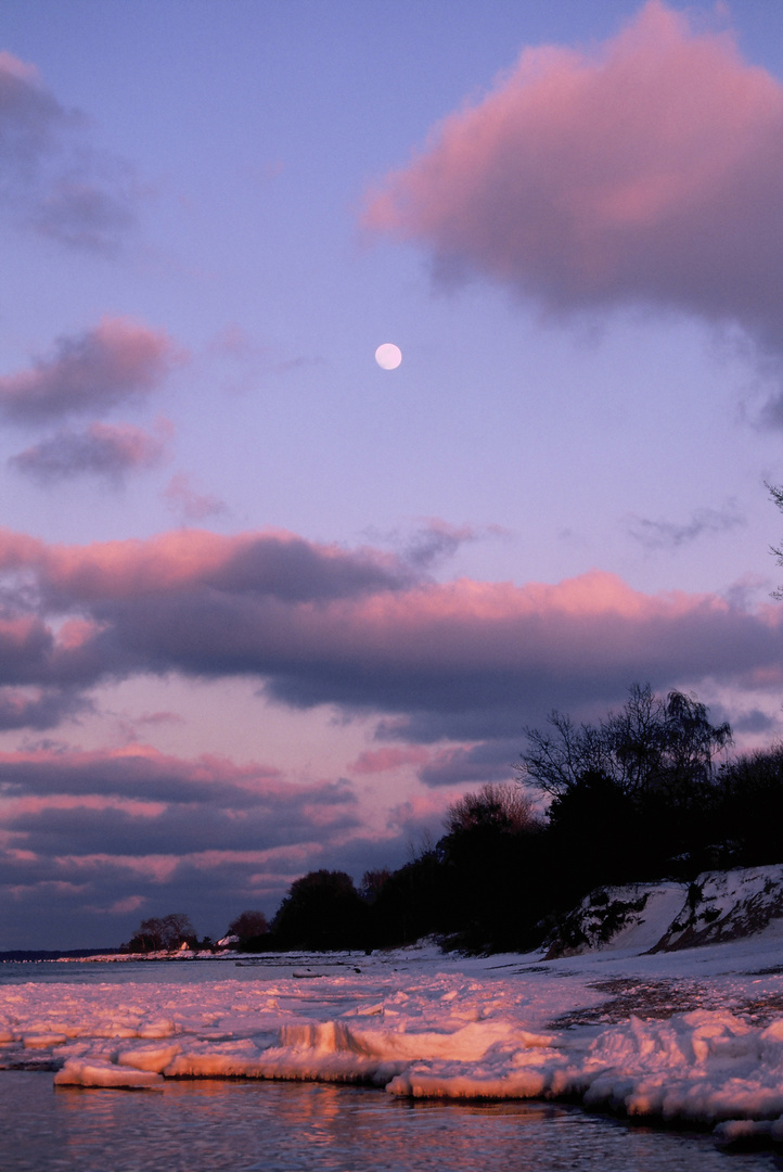 Wintermond am eisigen Strand