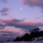 Wintermond am eisigen Strand