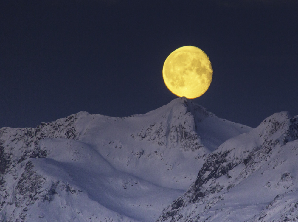 Wintermond über Kvaløya