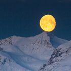 Wintermond über Kvaløya