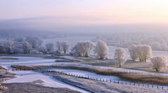 Wintermorgen am Fluss 