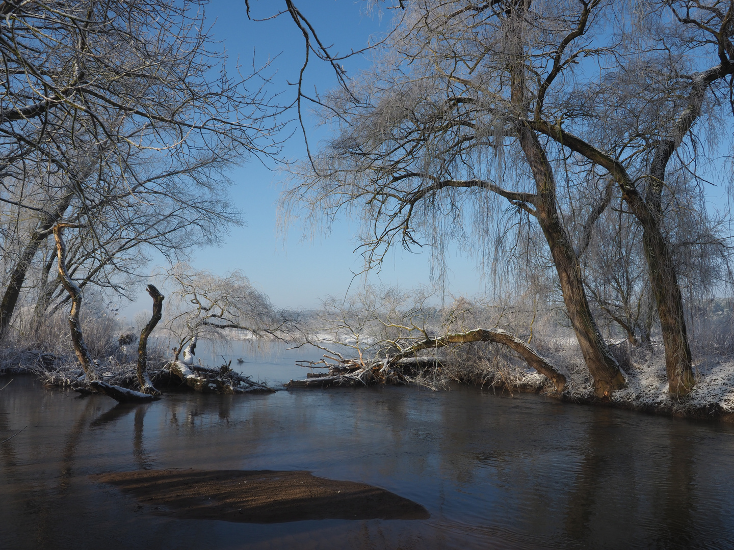 Wintermorgen am Fluss