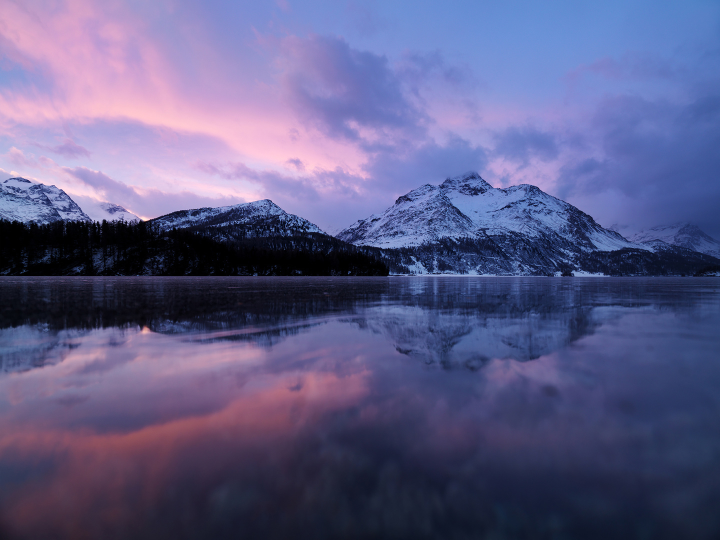 Wintermorgen am Silsersee – der Piz Margna spiegelt sich im Schwarzeis