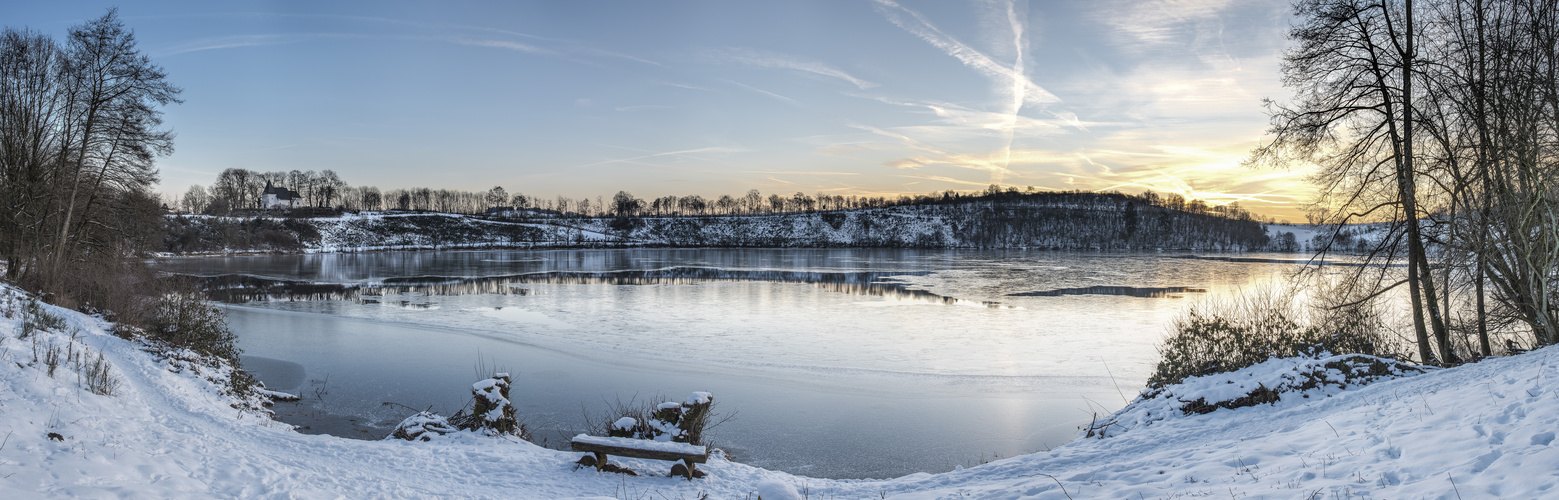 Wintermorgen am Weinfelder Maar in der Eifel #2