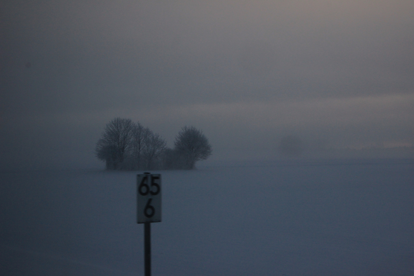 Wintermorgen mit Schild