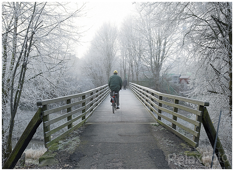 "Wintermorgen" - Radfahrer auf Holzbrücke an einem Wintermorgen mit Raureif