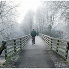"Wintermorgen" - Radfahrer auf Holzbrücke an einem Wintermorgen mit Raureif