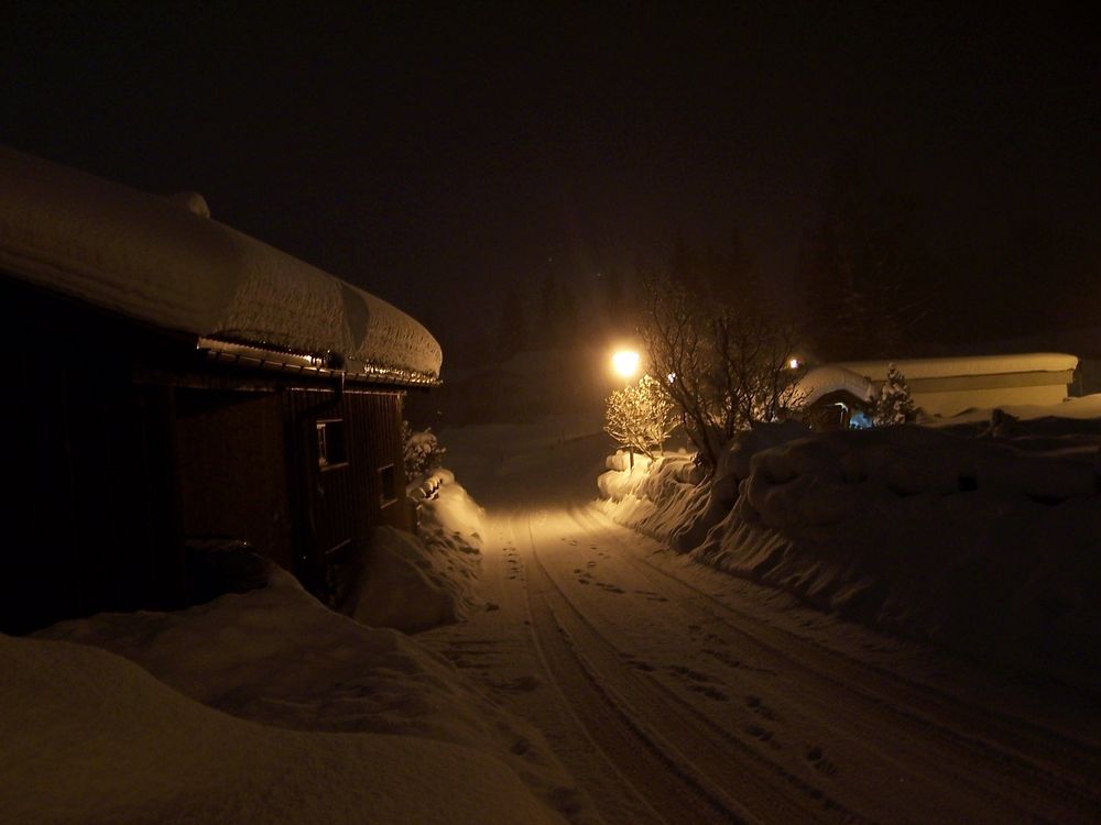 Winternacht im Dorf by Wolfgang Schirner 