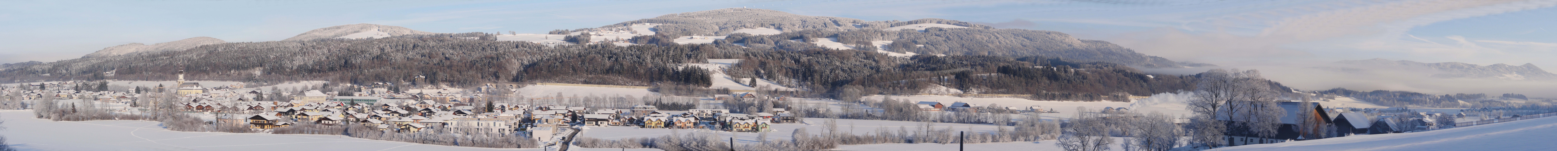 Winterpanorama von Thalgau im Rauhreif