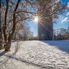 Winterpark mit Hotelturm