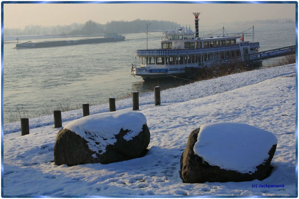 Winterpause am verschneiten Rheinufer in Wesel