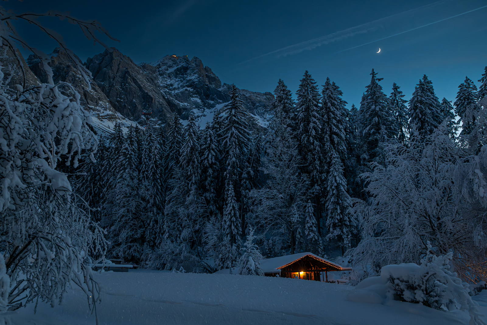 Winterromantik am Eibsee, oben Zugspitze